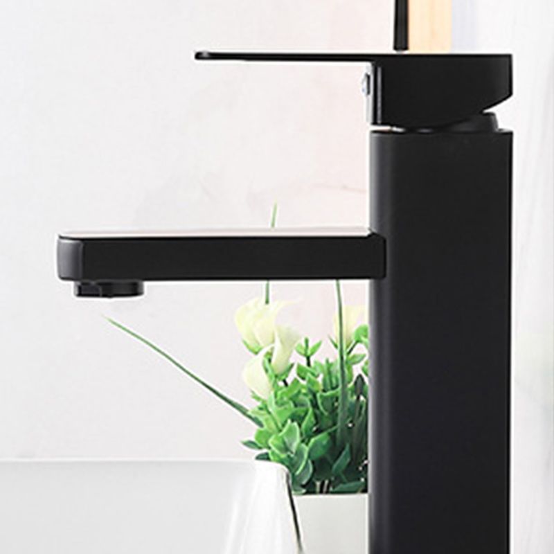 Moderne Küchenarmatur mit digitaler Anzeige und eleganter Form