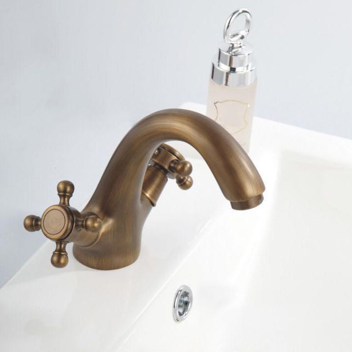 Stilvolle Badezimmerarmatur mit Kreuzgriffen in Goldchrom