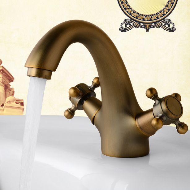 Stilvolle Badezimmerarmatur mit Kreuzgriffen in Goldchrom