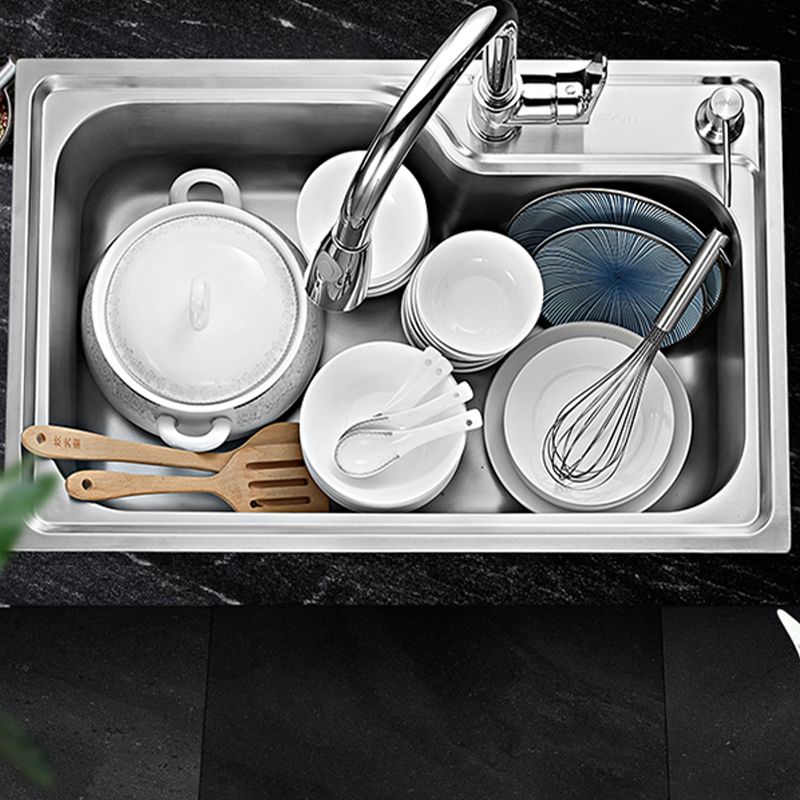 Eleganter Küchenspüle mit schmutzabweisender Oberfläche und Abflussset