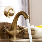 Stilvolle Badezimmerarmatur mit Kreuzgriffen in Goldchrom