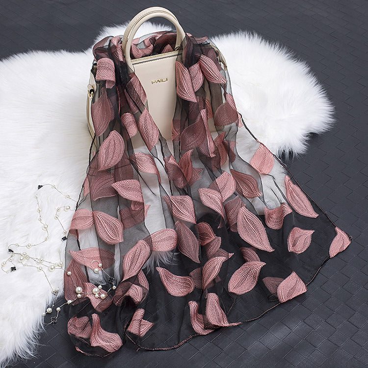 Blütenzauber | Eleganter Seidenschal mit floralen Motiven