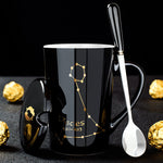 Schwarze Keramiktasse mit Deckel und Löffel – 12 Sternbilder