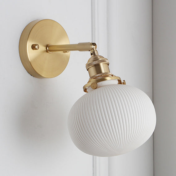 Wandleuchte aus Messing mit geriffeltem Glas – Stilvoll und Modern