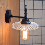 Moderne Wandlampe mit breitem Glas-Schirm in Grün