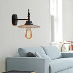 Moderne Wandlampe mit breitem Glas-Schirm in Grün