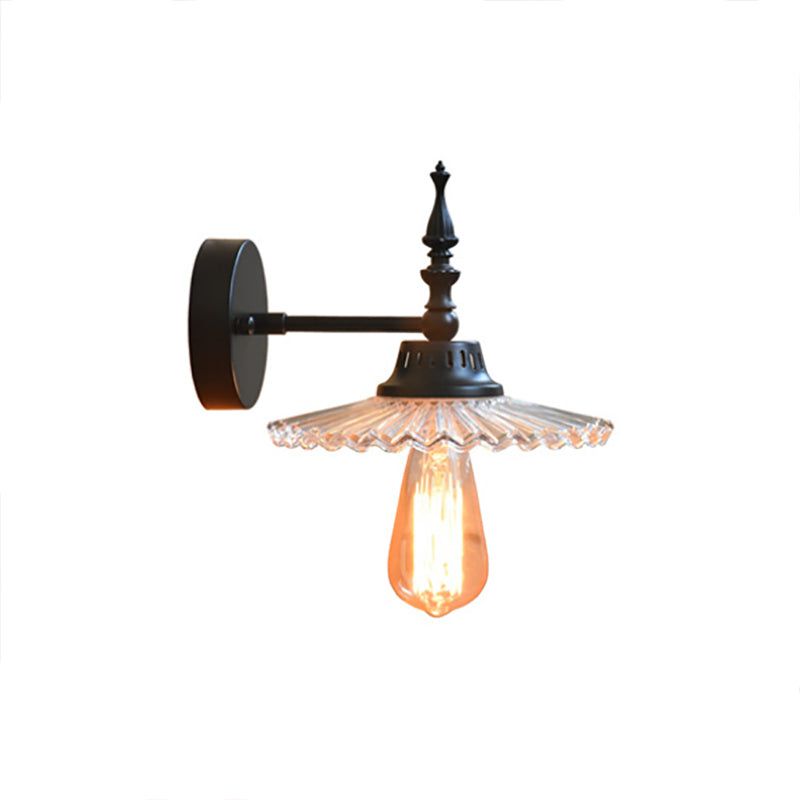 Moderne Wandlampe mit breitem Glas-Schirm in Grün