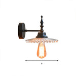 Moderne Wandlampe mit breitem Glas-Schirm in Grün