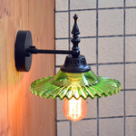 Moderne Wandlampe mit breitem Glas-Schirm in Grün