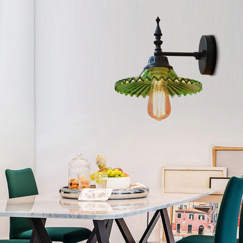 Moderne Wandlampe mit breitem Glas-Schirm in Grün