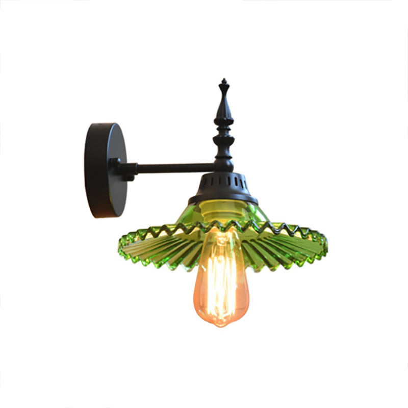Moderne Wandlampe mit breitem Glas-Schirm in Grün