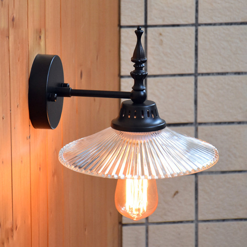 Moderne Wandlampe mit breitem Glas-Schirm in Grün