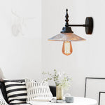 Moderne Wandlampe mit breitem Glas-Schirm in Grün