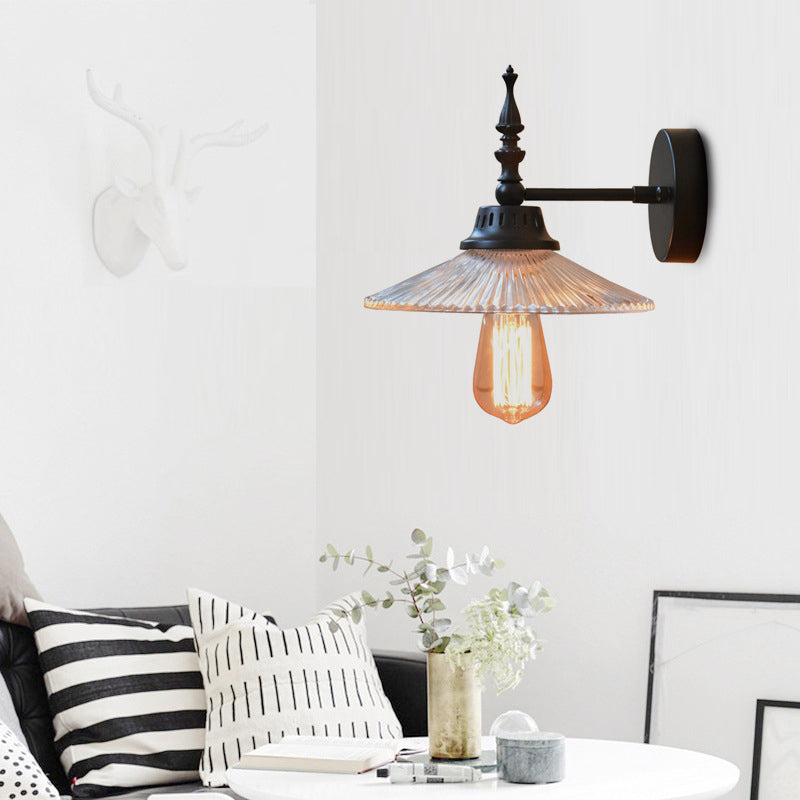 Moderne Wandlampe mit breitem Glas-Schirm in Grün