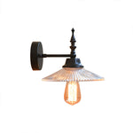 Moderne Wandlampe mit breitem Glas-Schirm in Grün