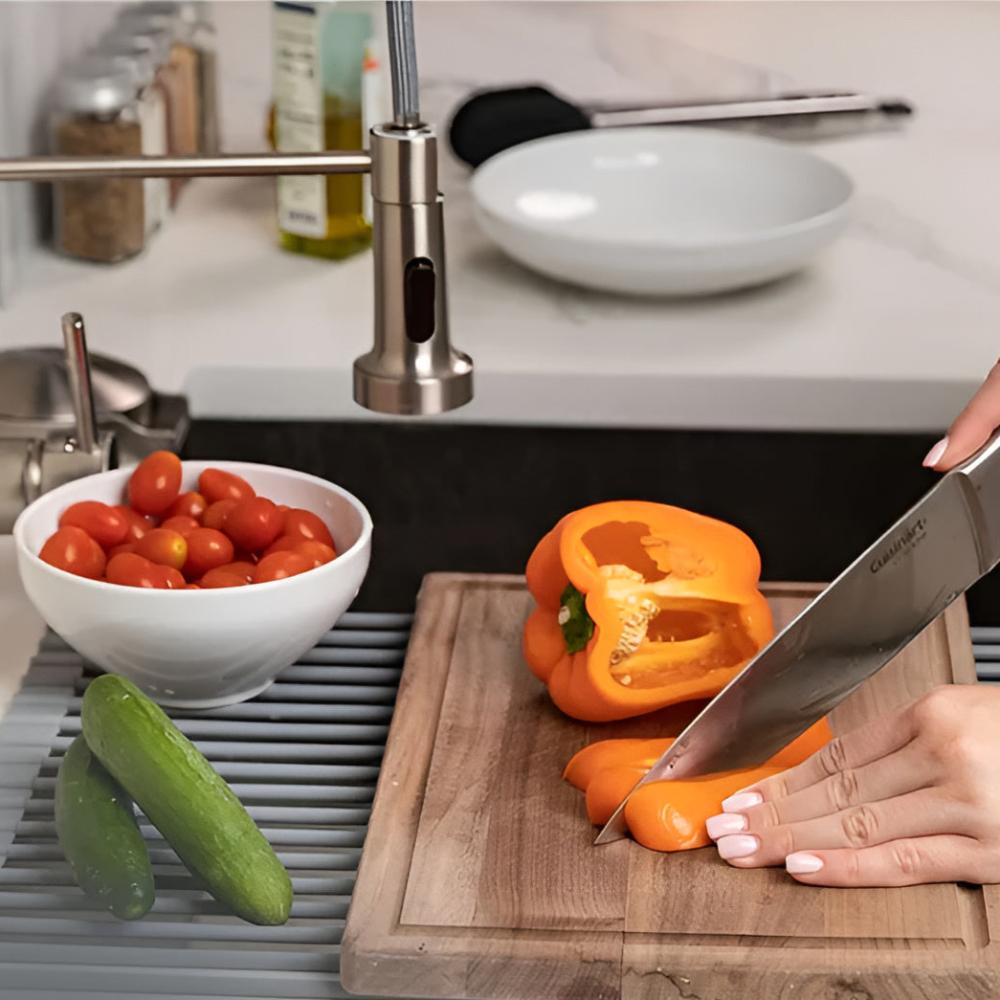 Platzsparendes Rollregal aus Edelstahl für die Küche