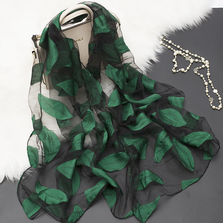Blütenzauber | Eleganter Seidenschal mit floralen Motiven