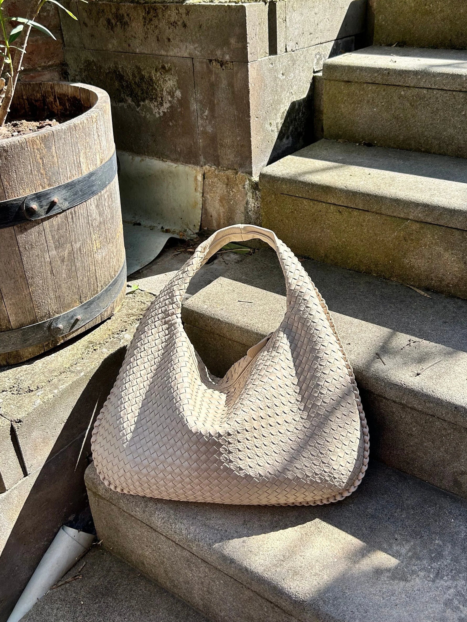 Elegante Hobo-Tasche aus geflochtenem Leder mit Reißverschluss