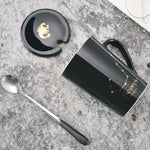 Schwarze Keramiktasse mit Deckel und Löffel – 12 Sternbilder