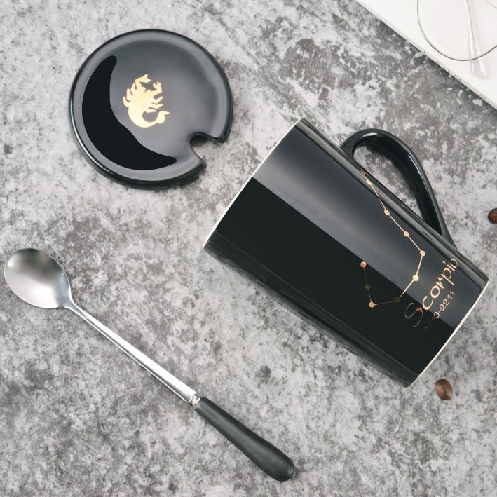 Schwarze Keramiktasse mit Deckel und Löffel – 12 Sternbilder