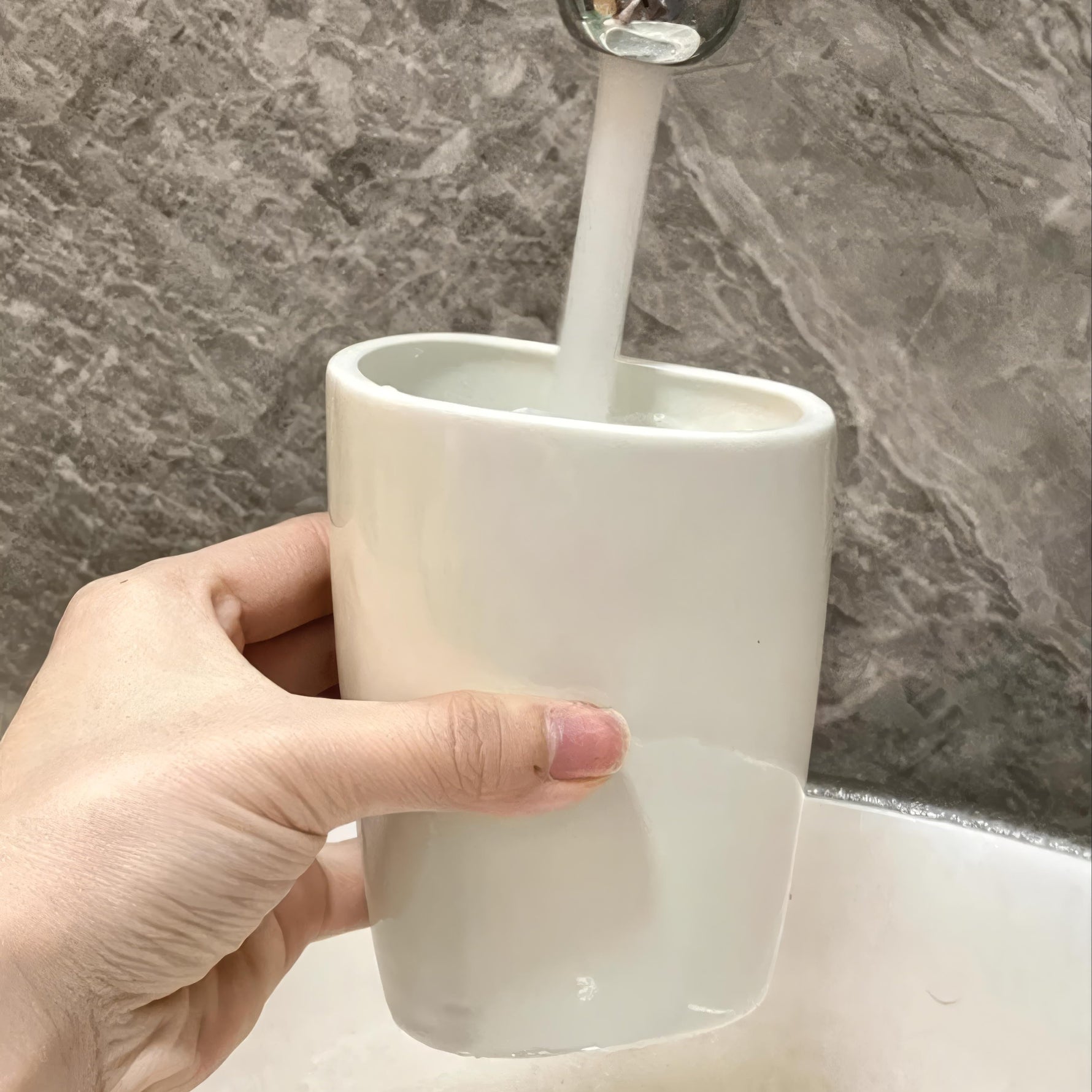 Elegantes Badezimmer-Set mit Seifenspender und Bechern