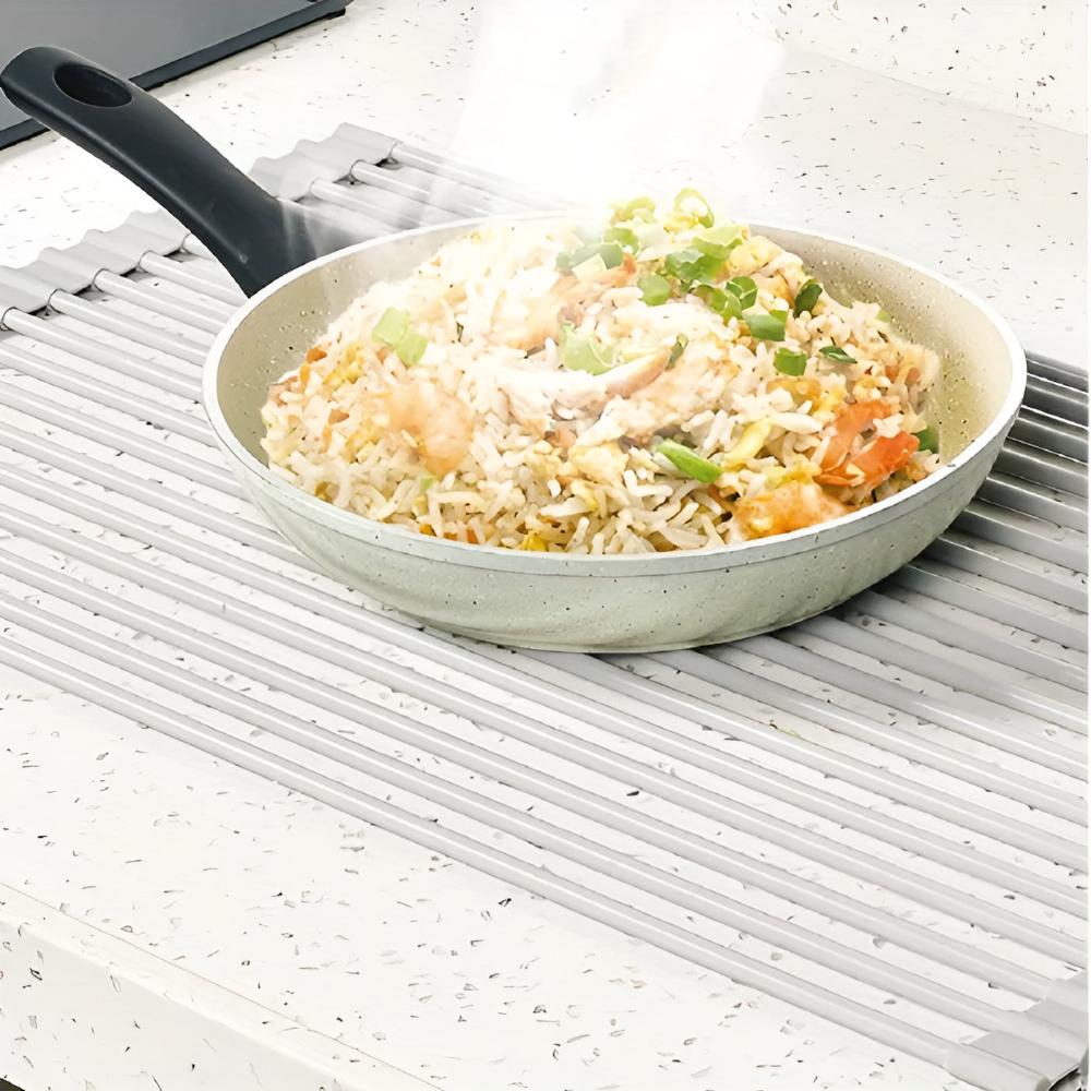 Platzsparendes Rollregal aus Edelstahl für die Küche