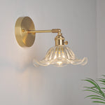 Elegante Wandleseleuchte mit schwenkbarem Arm und Glaskuppel