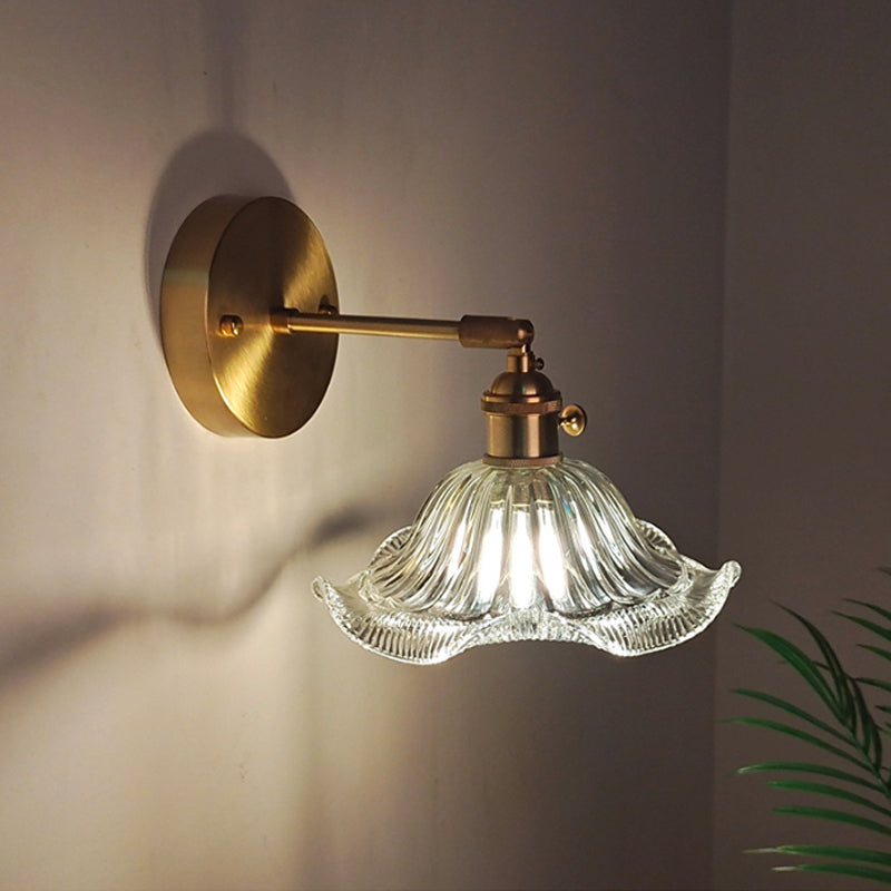 Elegante Wandleseleuchte mit schwenkbarem Arm und Glaskuppel