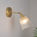 Elegante Wandleseleuchte mit schwenkbarem Arm und Glaskuppel