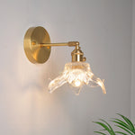 Elegante Wandleseleuchte mit schwenkbarem Arm und Glaskuppel