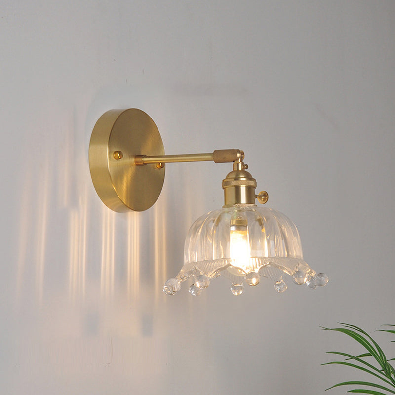 Elegante Wandleseleuchte mit schwenkbarem Arm und Glaskuppel
