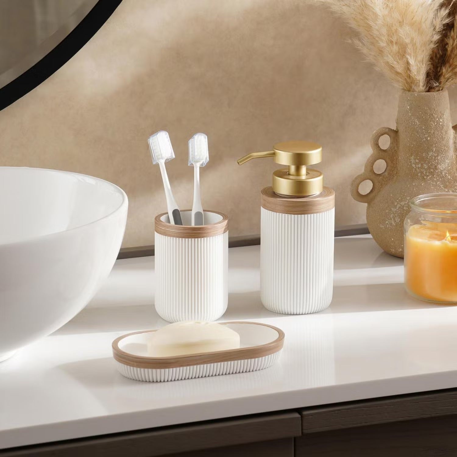 Elegantes Set aus Seifenschale, Spender & Becher für Ihr Bad