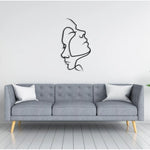 Minimalistische Wanddekoration mit abstrakter Liebesdarstellung