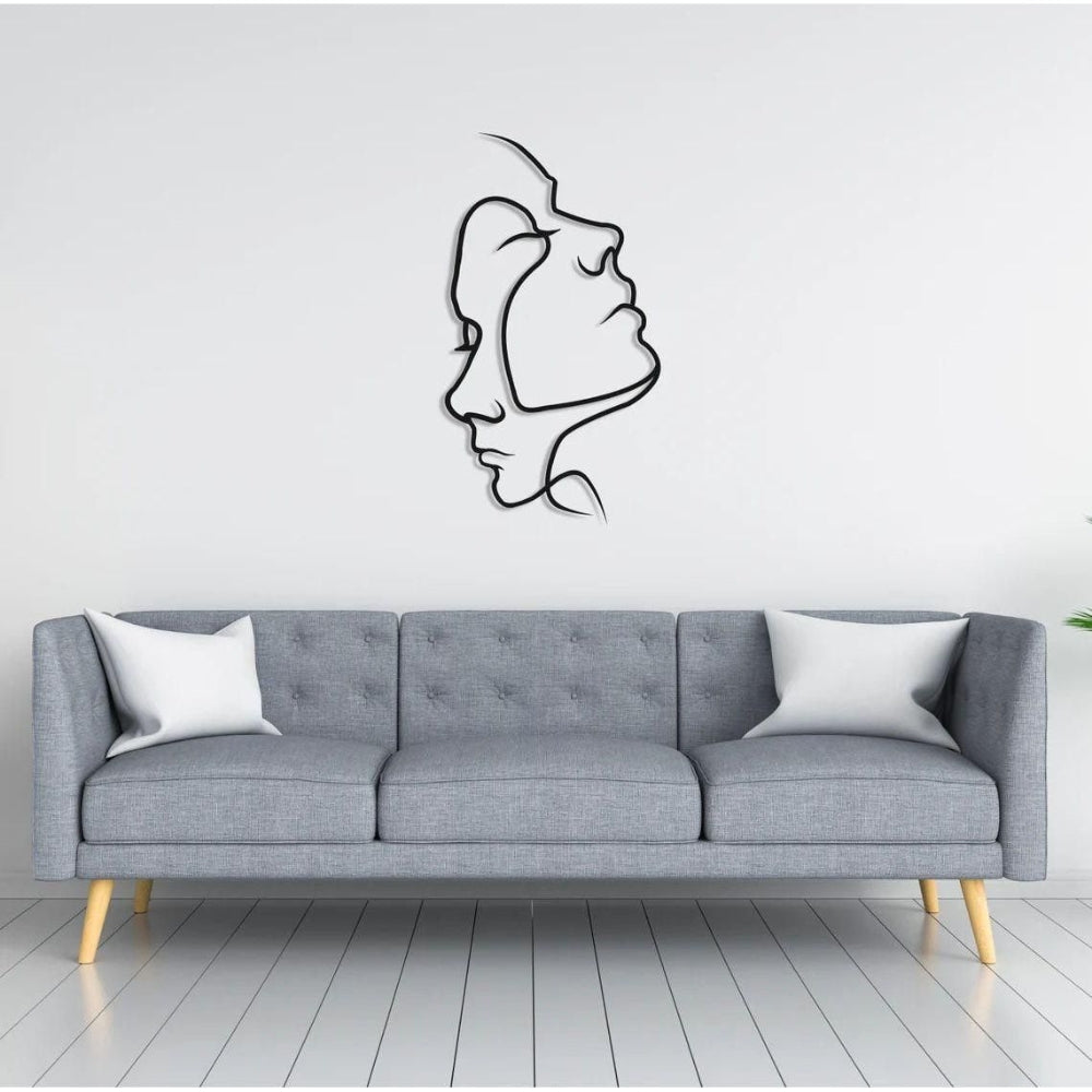 Minimalistische Wanddekoration mit abstrakter Liebesdarstellung