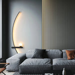 Moderne LED Wandleuchte mit geschwungener Form und Lichtmodi