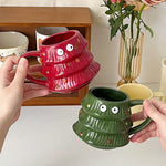 Kreative Kaffeetasse mit großen Augen für den Weihnachtsbaum