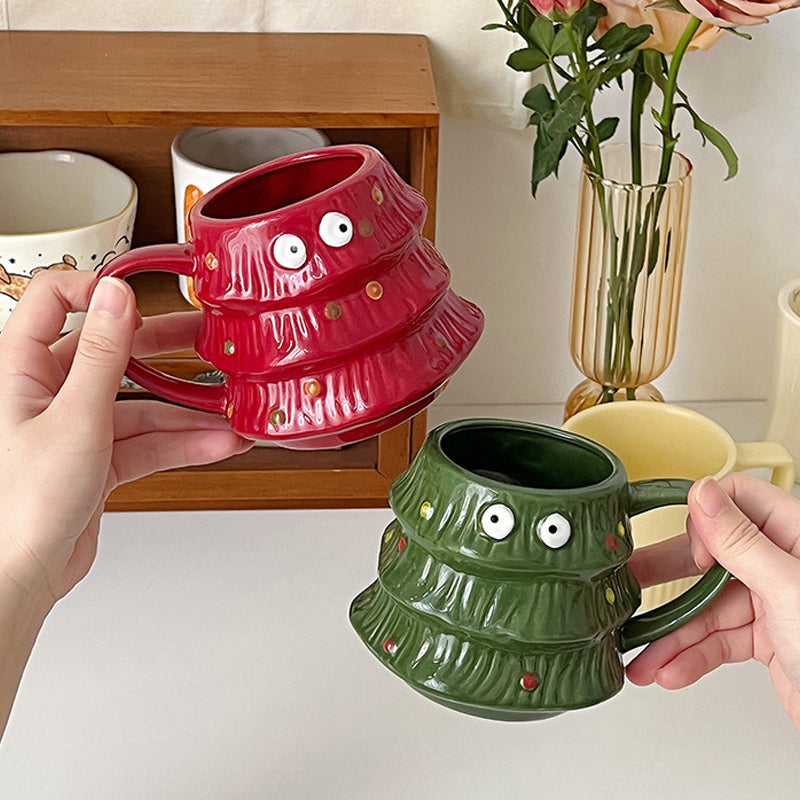 Kreative Kaffeetasse mit großen Augen für den Weihnachtsbaum