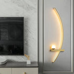 Moderne LED Wandleuchte mit geschwungener Form und Lichtmodi