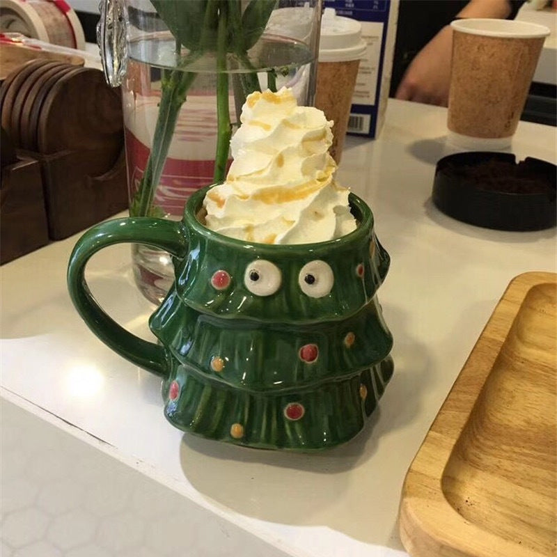 Kreative Kaffeetasse mit großen Augen für den Weihnachtsbaum