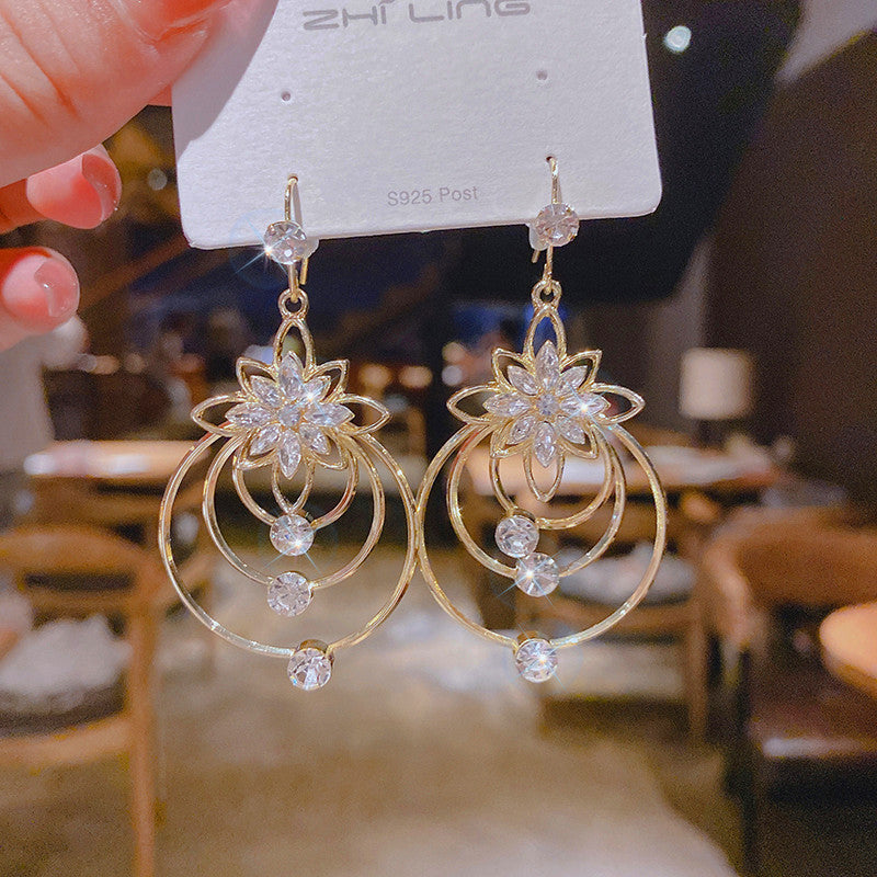 Drei-Ringe Ohrringe mit Kristall-Lotus