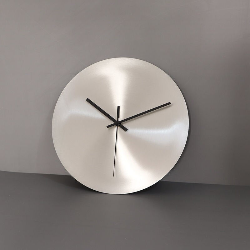 Wanduhr aus Edelstahl mit modernem Design und großen Ziffern