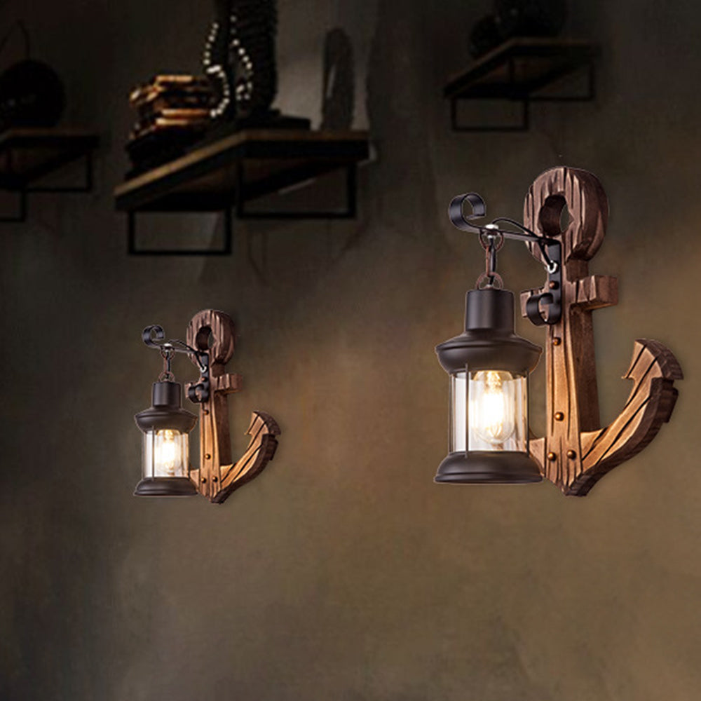 Rustikale Wandlampe aus Holz mit Voltyx Laterne