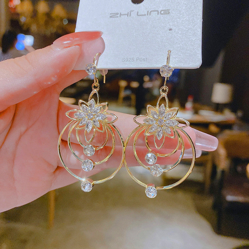 Drei-Ringe Ohrringe mit Kristall-Lotus