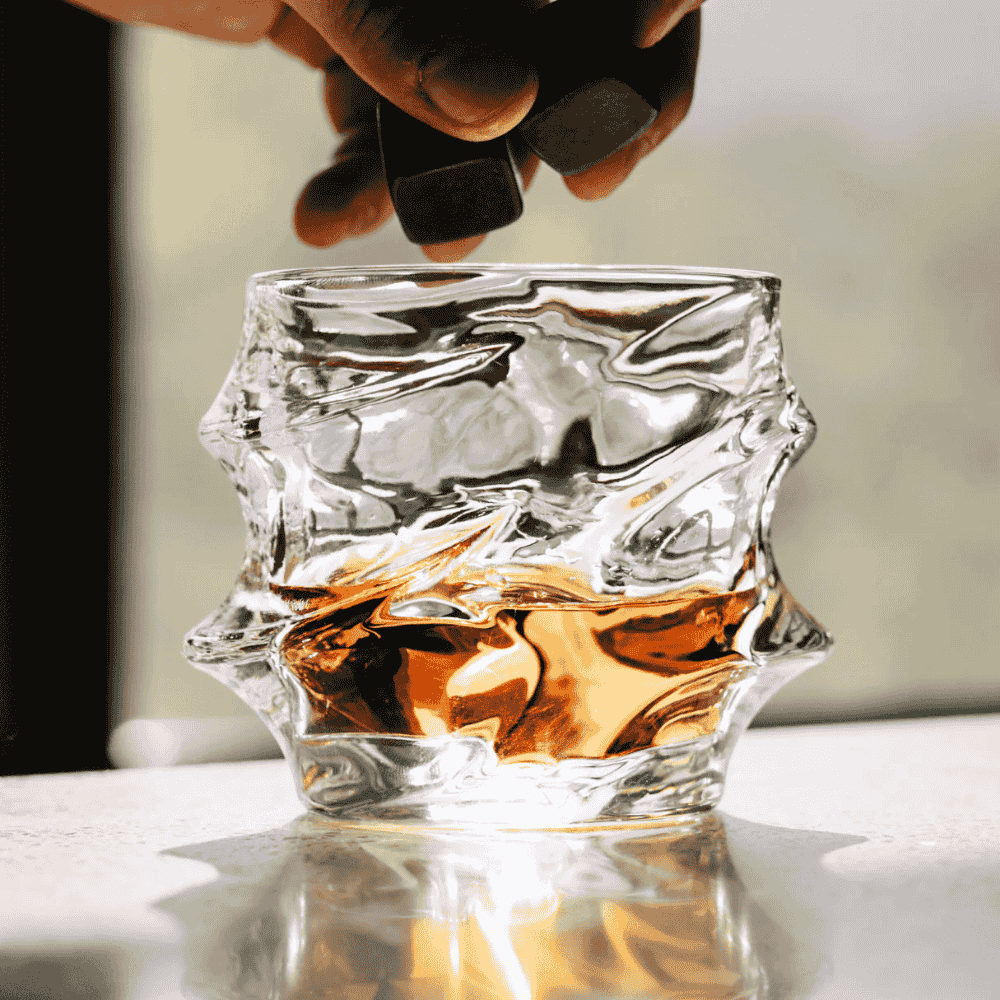 Elegantes Kristall-Whiskyglas mit Facettenmuster