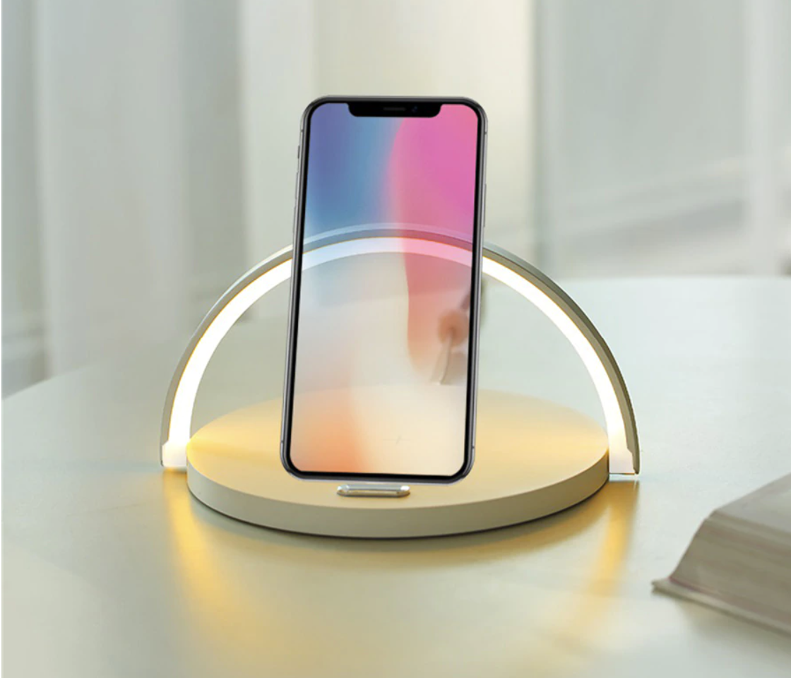 Moderne Nachttischlampe mit kabellosem Ladegerät