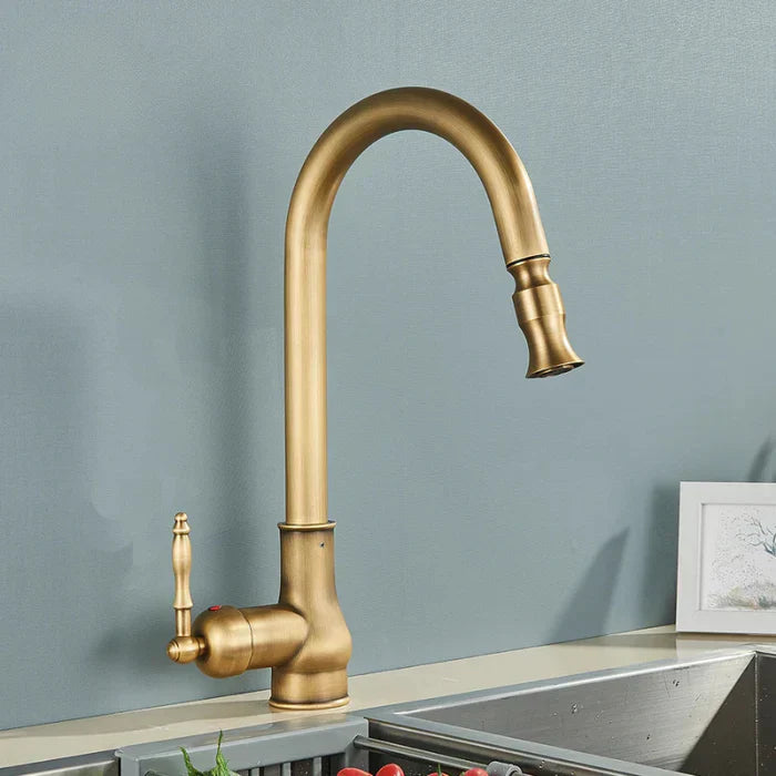 Küchenarmatur mit schwenkbarem Auslauf – Vintage-Messing-Design