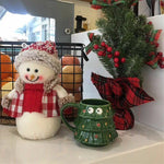 Kreative Kaffeetasse mit großen Augen für den Weihnachtsbaum