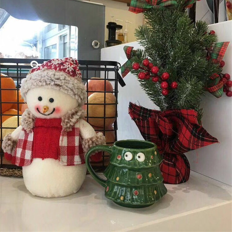 Kreative Kaffeetasse mit großen Augen für den Weihnachtsbaum