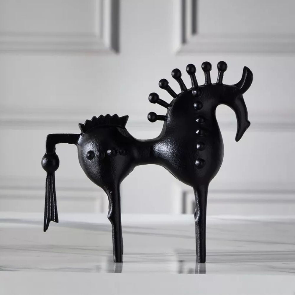 Abstrakte Metallskulptur eines Pferdes