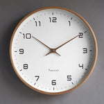 Skandinavische Eleganz: Holz-Wanduhr im minimalistischen Design